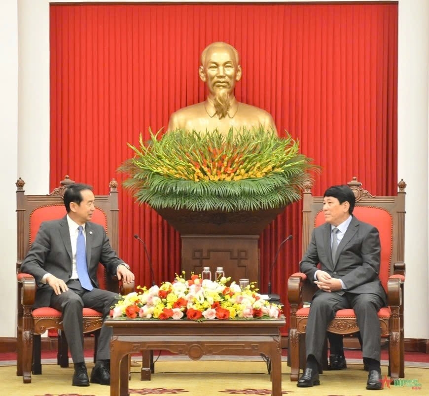 Politburo member welcomes new Chinese ambassador He Wei to Vietnam